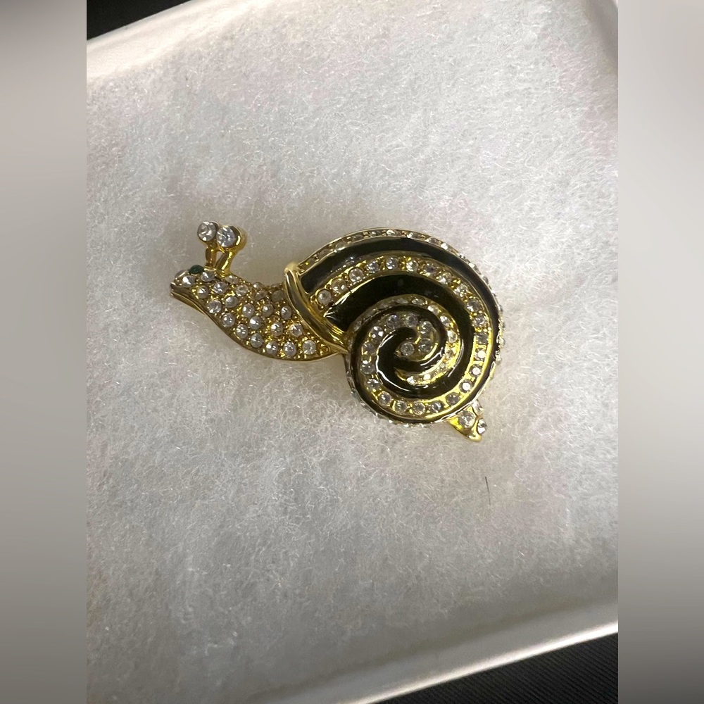 Brand New✨ Swarovski Lux stoned Snail Pin 🐌